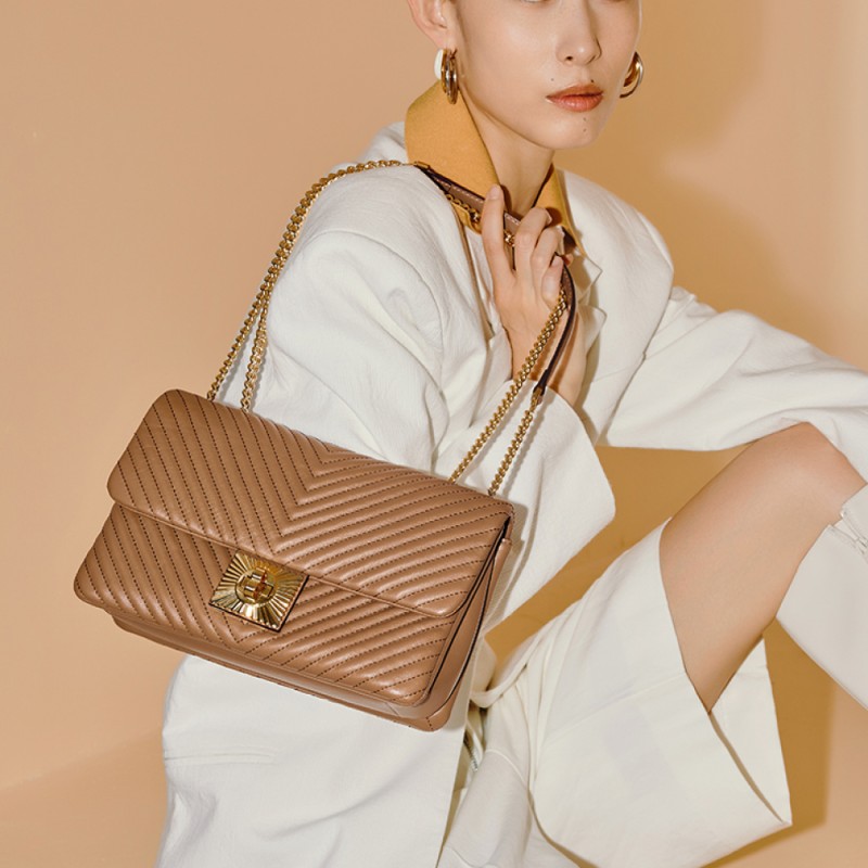 One-shoulder slung chain underarm bag