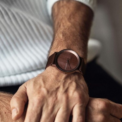 A niche and retro-designed watch with a simple and artistic temperament for both men and women. It features a natural marble dial